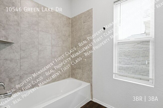 Building Photo - 10546 Grn Lk Dr