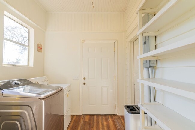 Building Photo - Lakebottom Bungalow