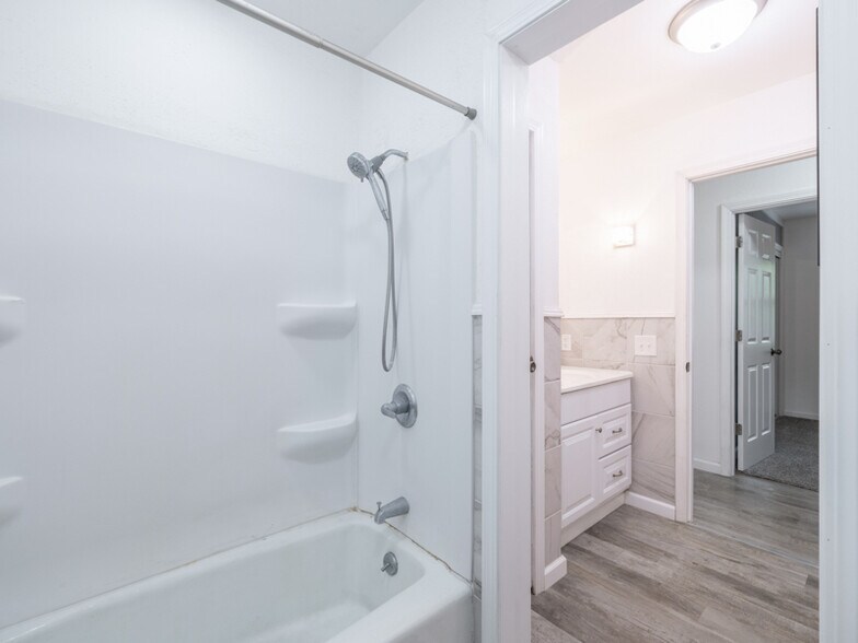 Building Photo - 211 Sharen St