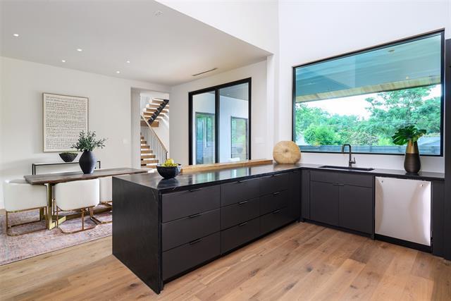 Building Photo - 5023 Lilac Ln