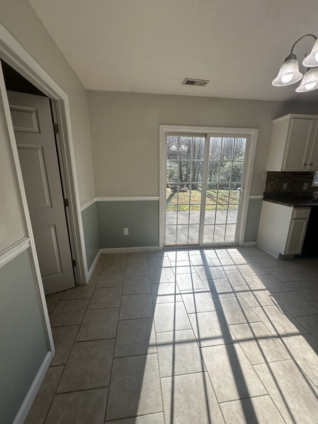 Building Photo - Nice 3 Bedroom, 2 Bath Home in Richlands-303 Rolling Meadow Ct.