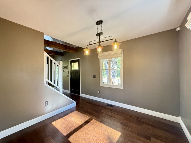 Building Photo - 718 Indianola Ave