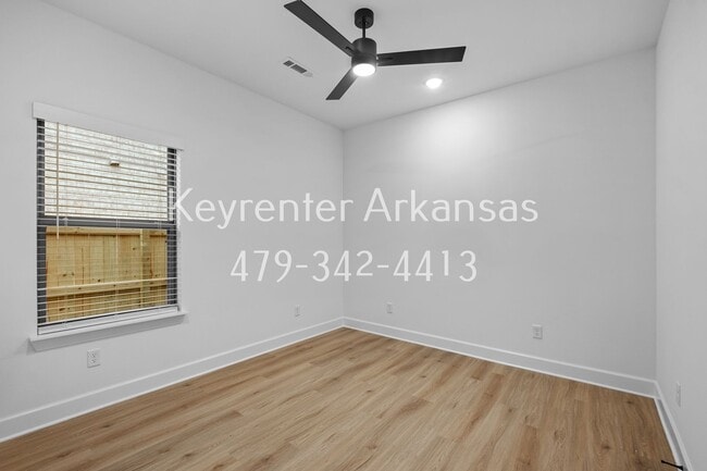 Building Photo - 4 Bed, 2 Bath Home