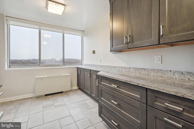 Building Photo - 10401 Grosvenor Pl