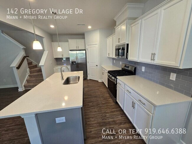 Building Photo - 142 Gregory Vlg Dr