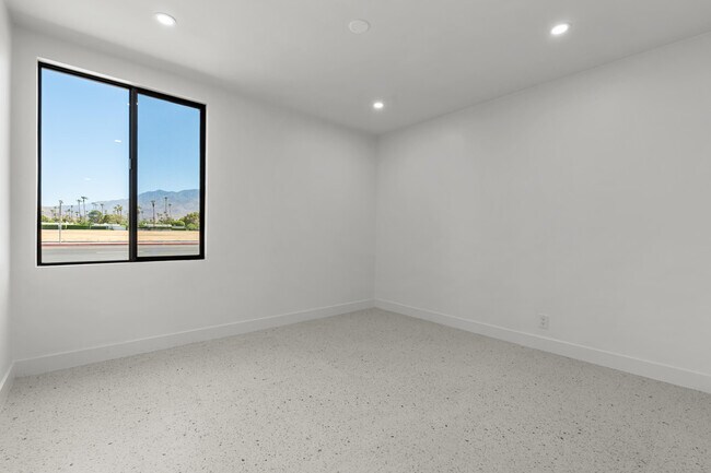 Building Photo - 1400 E Palm Canyon Dr