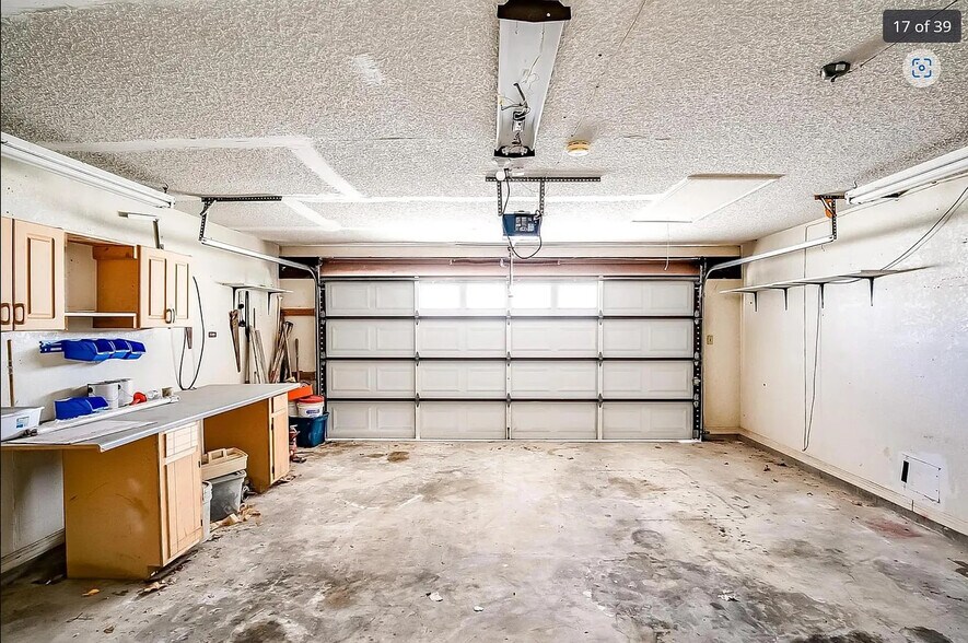 Building Photo - Room in House on Magic Hill Dr