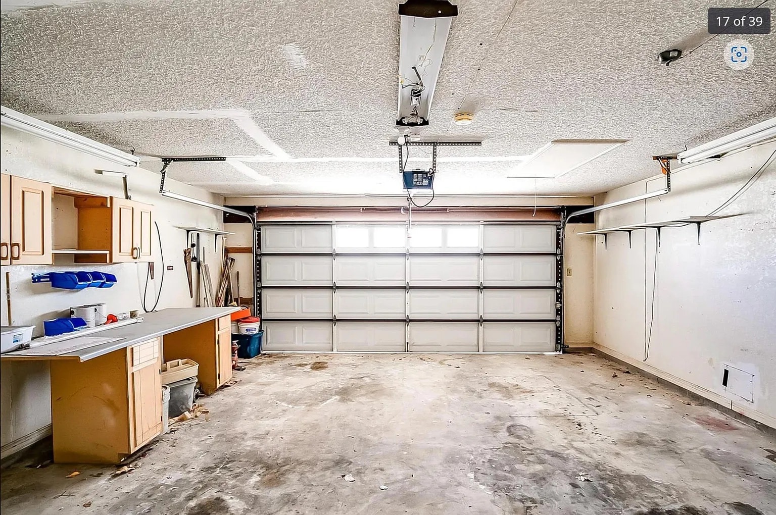 Building Photo - Room in House on Magic Hill Dr