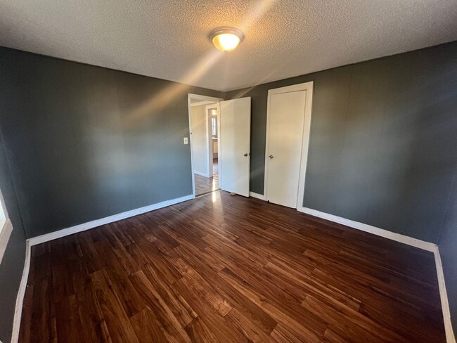 Building Photo - 2 Bedroom 1 Bathroom Home off Fosters Ferry