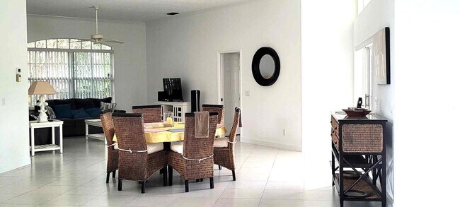 Building Photo - Fully furnished 3 bedroom 3 Bath POOL home in Sandpiper Bay