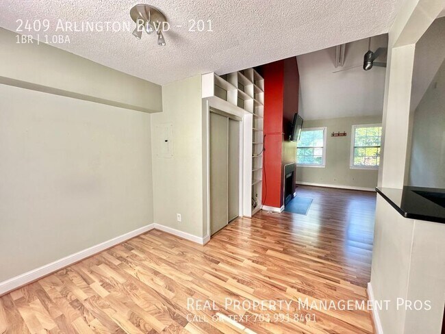 Building Photo - 2409 Arlington Blvd