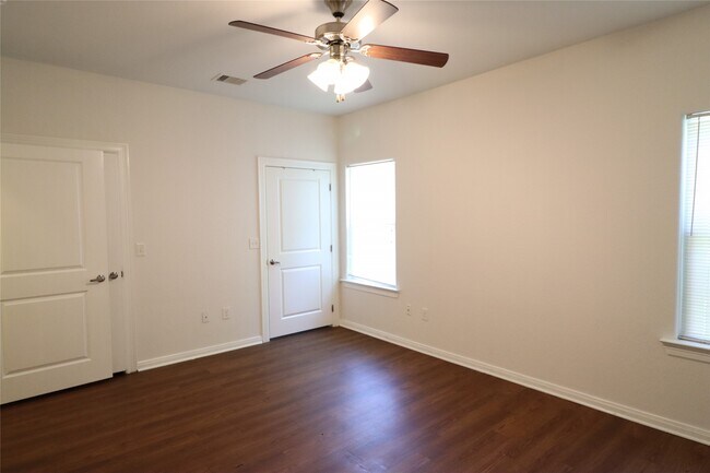Building Photo - 322 7th Ave N