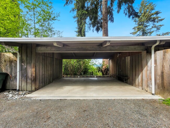 Building Photo - Vintage architectural home looking over Seattle and Bellevue metropolitan skyline.