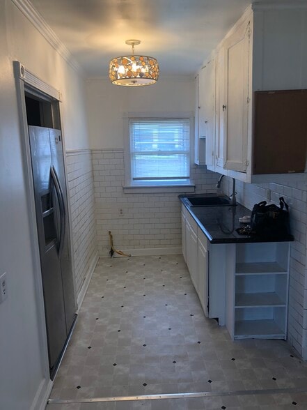 Kitchen - 14607 Hoyne Ave