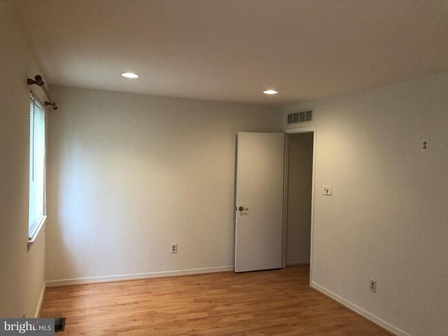 Building Photo - 9244 Jamison Ave