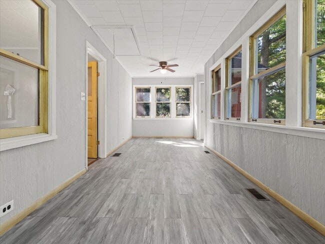 Building Photo - Adorable Lake Como Home Now Available!