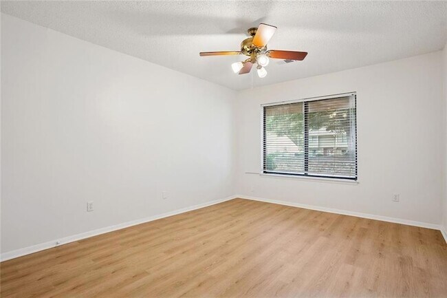 Building Photo - 2035 Powers Ferry Trce SE