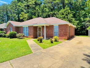 Building Photo - 6917 Oak Side Dr