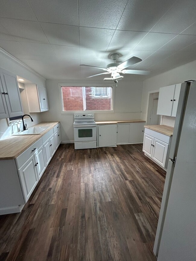 Building Photo - 854 S Main St