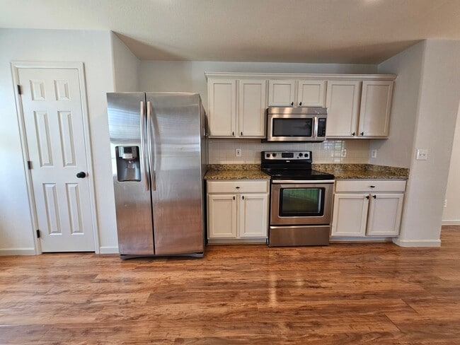 Building Photo - Super Beautiful Englewood 3 Bedroom Home A...
