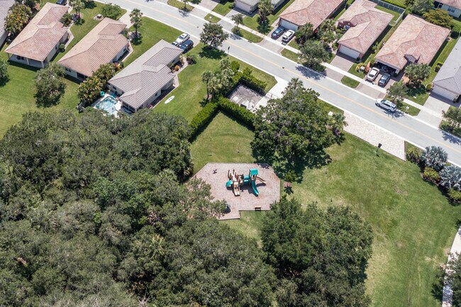 Building Photo - 10419 SW Southgate Ct