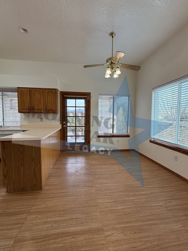 Building Photo - Move-in Special! Charming Home with Mountain Views!