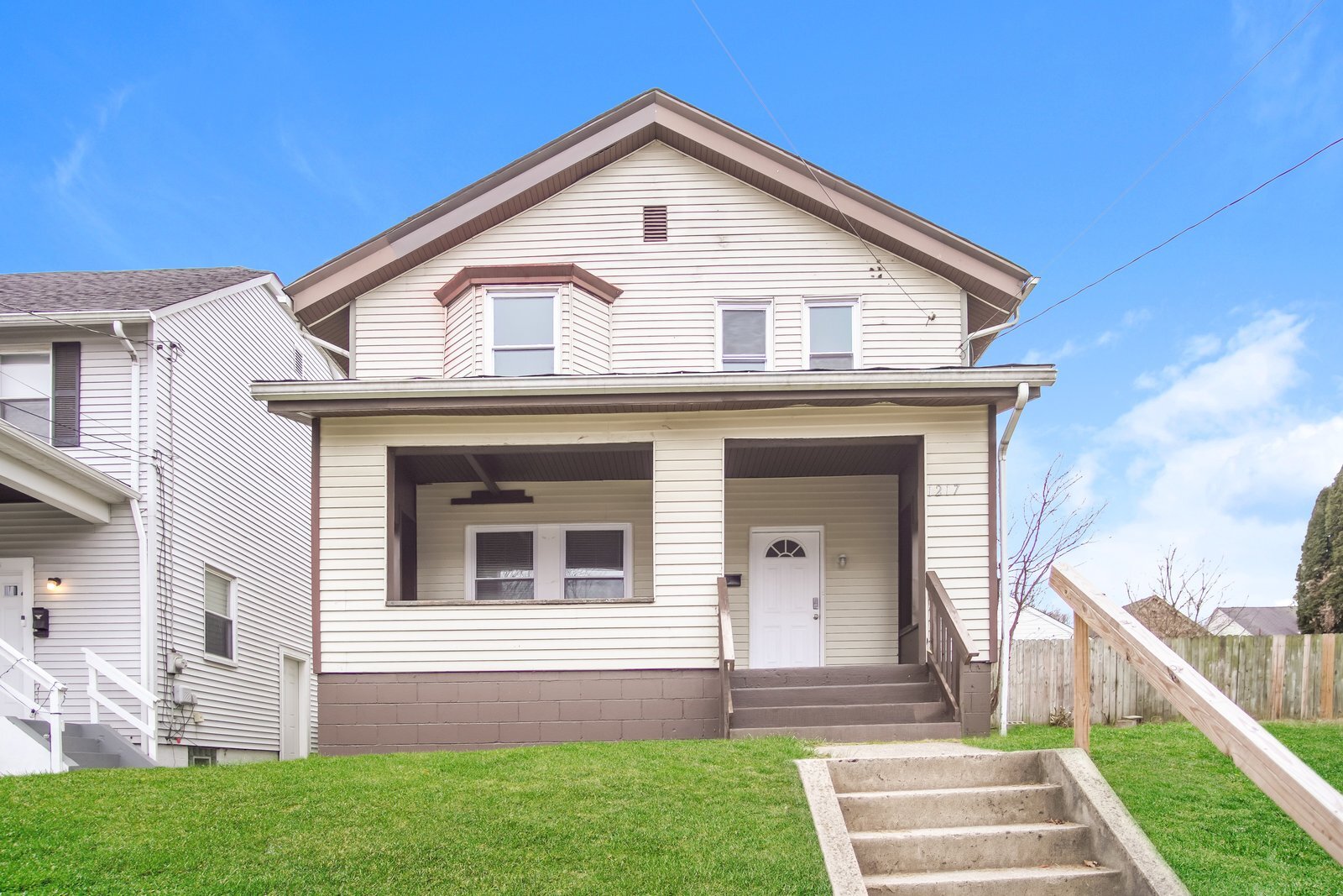 Building Photo - 1217 Main St