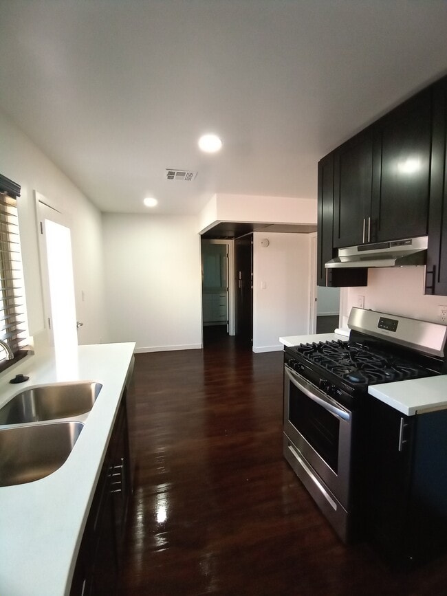 Building Photo - Tobias Villas