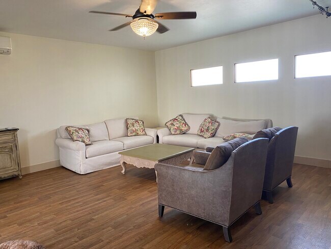 Building Photo - 1484 E Ojai Ave