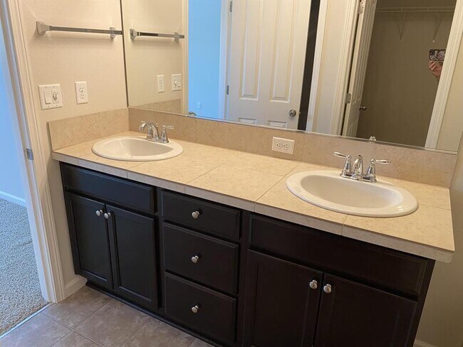 Building Photo - 3395 SE Meadowview Way