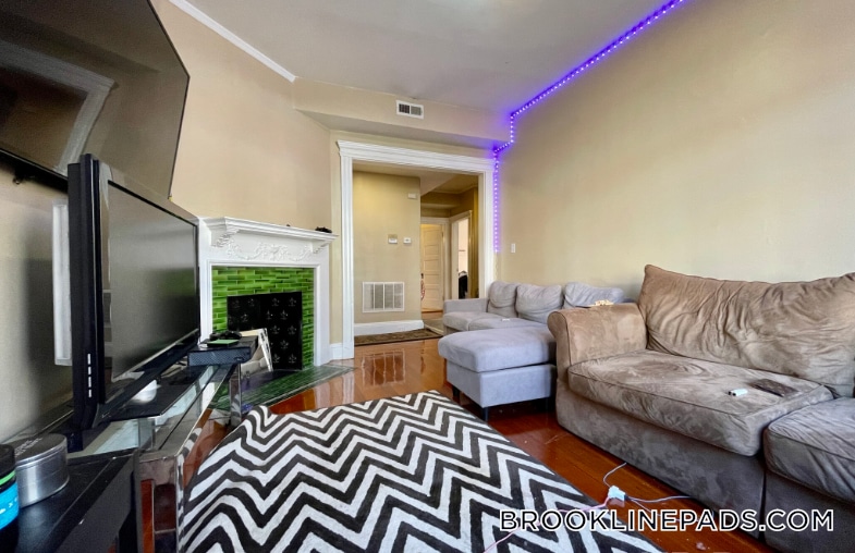 Building Photo - 10 Strathmore Rd