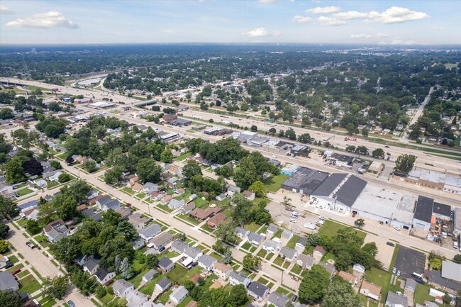 Building Photo - 578 E Mahan Ave