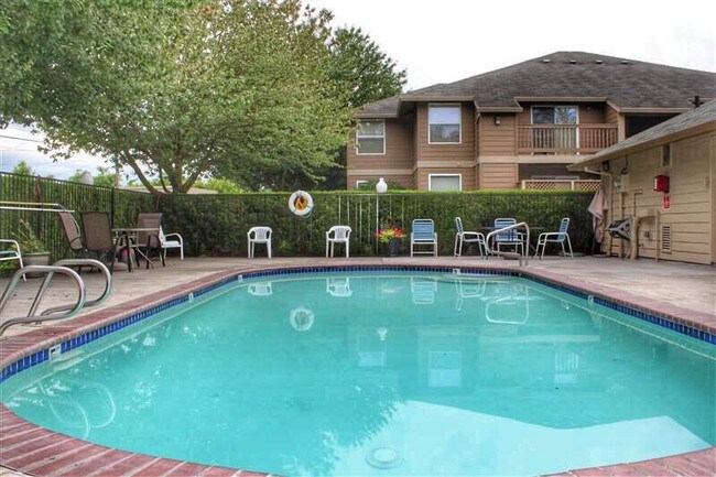 Seasonal Swimming Pool - Village Place