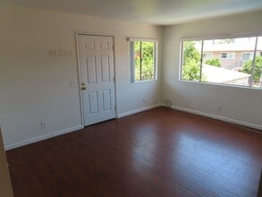 Building Photo - Renovated 2 Bed, 2 Bath Apartment in the h...
