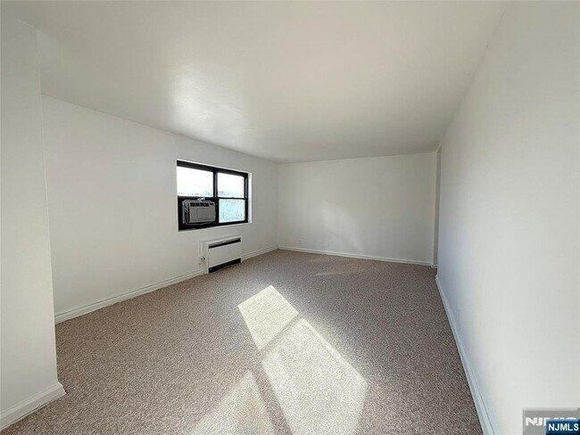 Building Photo - 3031 Edwin Ave