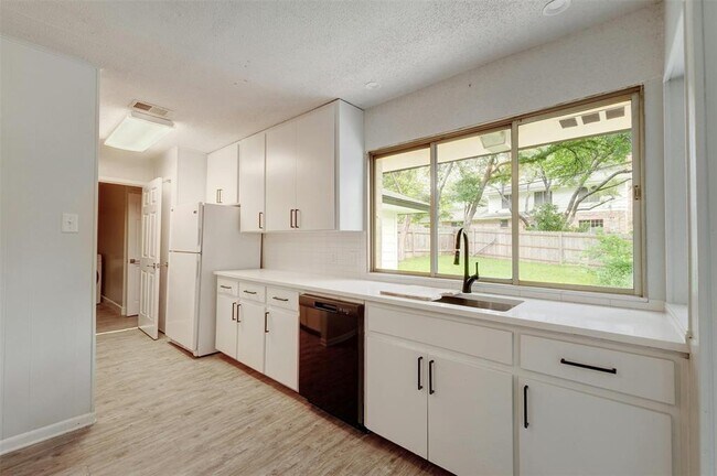 Building Photo - 8001 Ceberry Dr