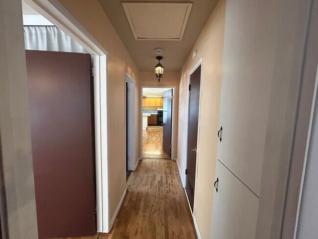 Building Photo - Cozy 2-Bedroom Duplex with Fireplace & Sunroom in Vista – Don’t Miss Out!