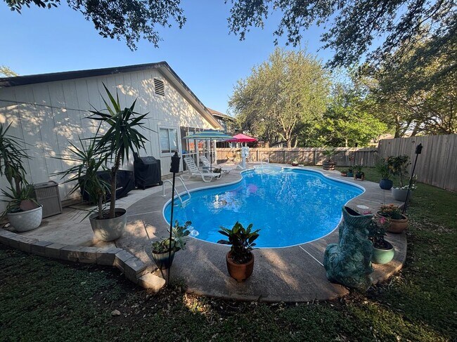 Building Photo - 1207 Darless Dr