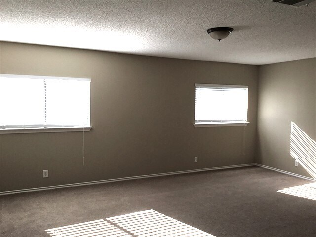 Building Photo - 2947 Donnell Dr