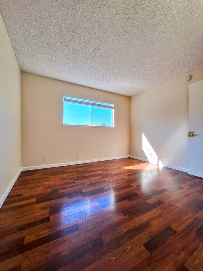 Building Photo - Beautifully Remodeled Second Floor Condo A...