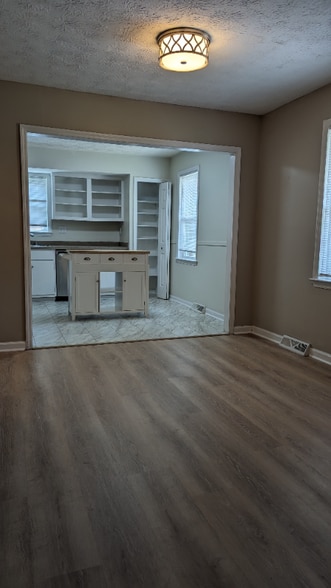 Building Photo - 474 Woodview Dr