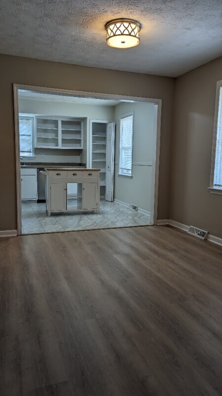 Building Photo - 474 Woodview Dr