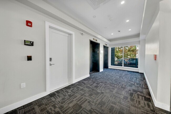 Building Photo - 932 Broadway