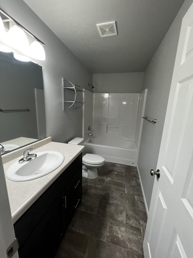 Building Photo - 837 Albert Dr W