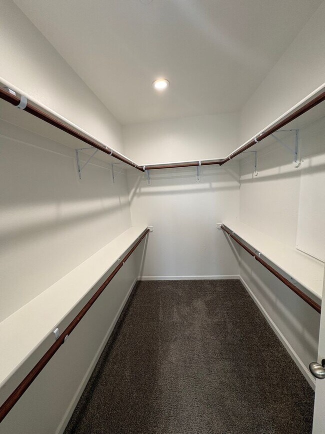 Building Photo - NW Visalia Home For Rent! Close to sports park & shopping centers!