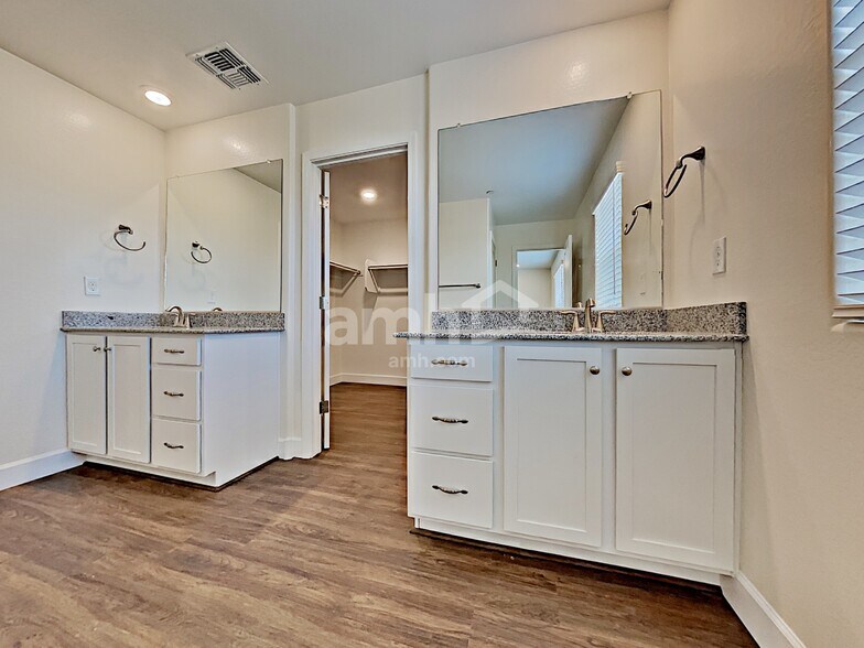 Building Photo - 5920 W Columbine Dr