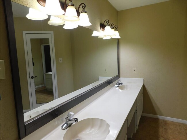 Building Photo - 2711 River Birch Dr