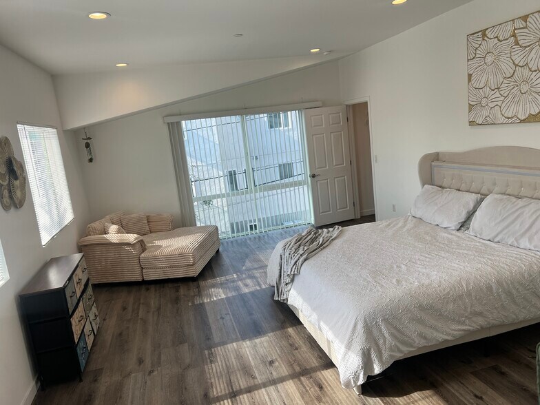 Building Photo - 1121 1/2 N Berendo St