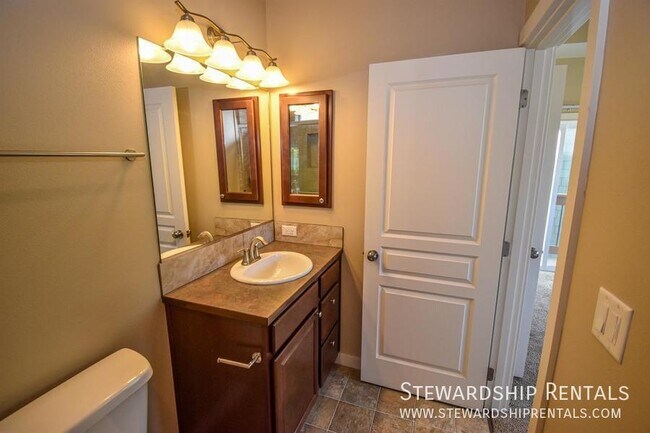 Building Photo - Quack Alley!-5 bed, 6 1/2 bath, with bonus...