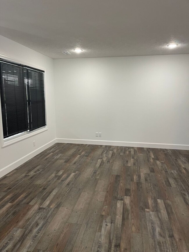 Building Photo - FEBRUARY SPECIAL! RENT $1300, DEPOSIT $130...